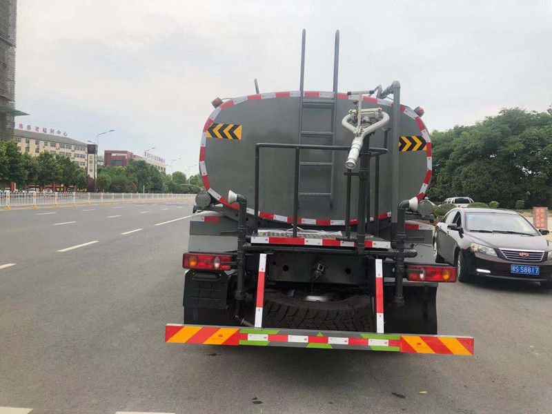 東風六驅灑水車 東風六驅灑水車