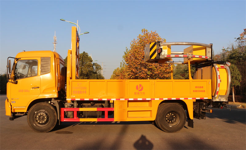 �|�L(f��ng)���\�S�Ʒ�ײ܇(ch��)-�|�L(f��ng)���ٹ�·��ײ܇(ch��)