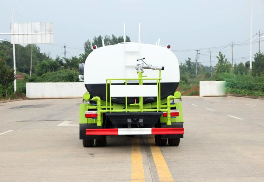 東風凱普特灑水車后面圖